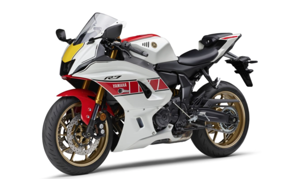 Triumph "Speed ​​Triple 1200 RR" with a cool cafe racer style